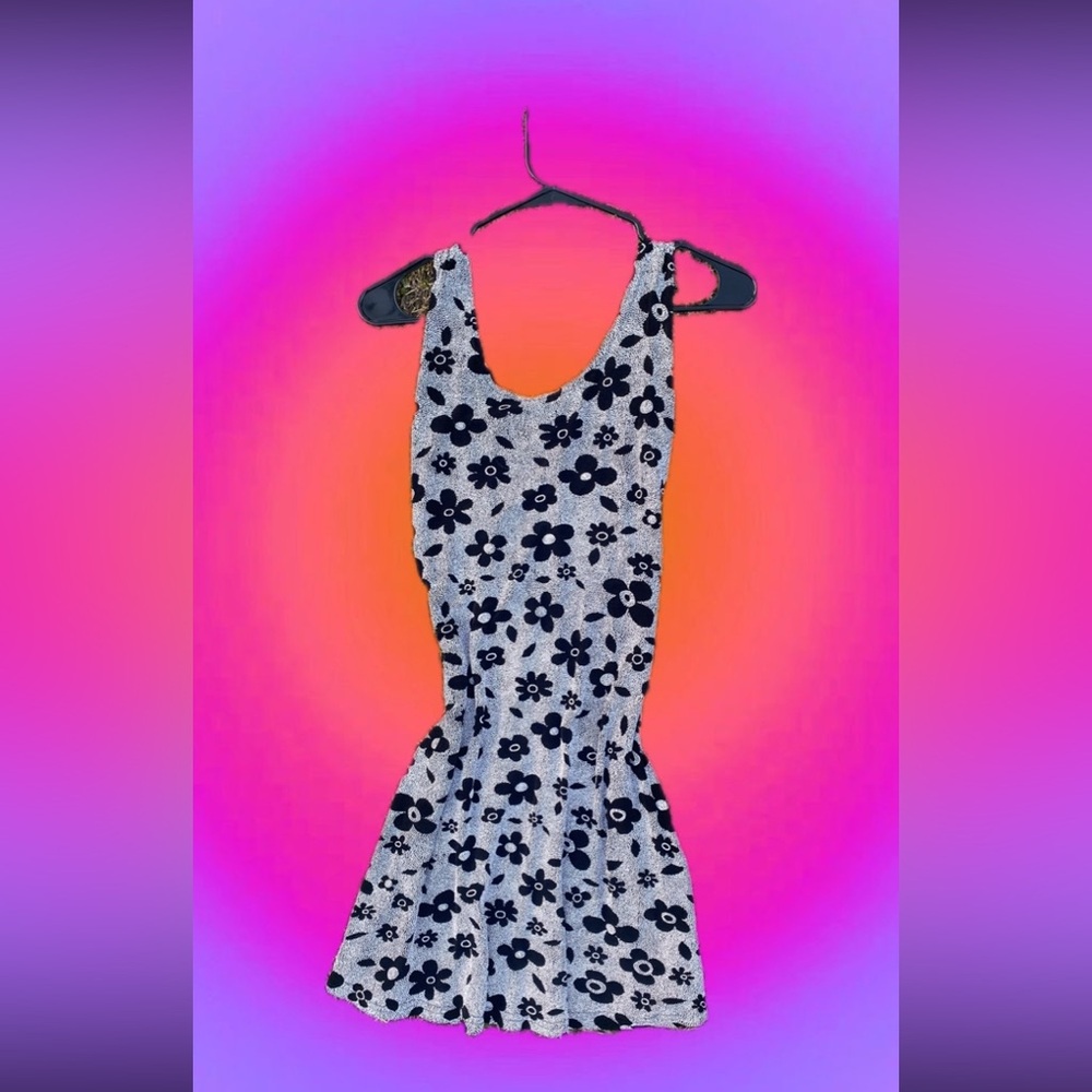 cute black and white size Medium fits S floral dress